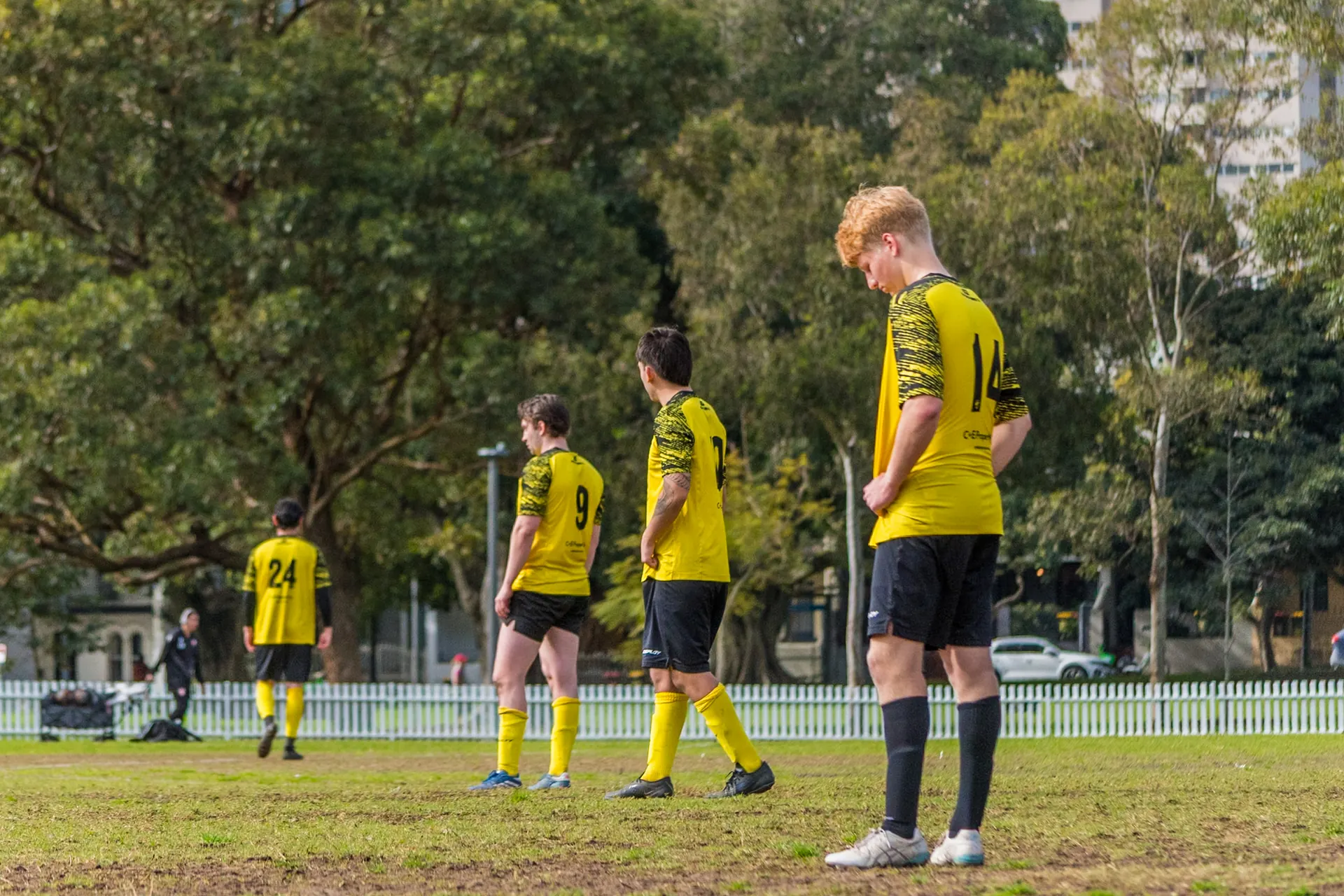 Panorámica de un partido de fútbol en Heffron Park