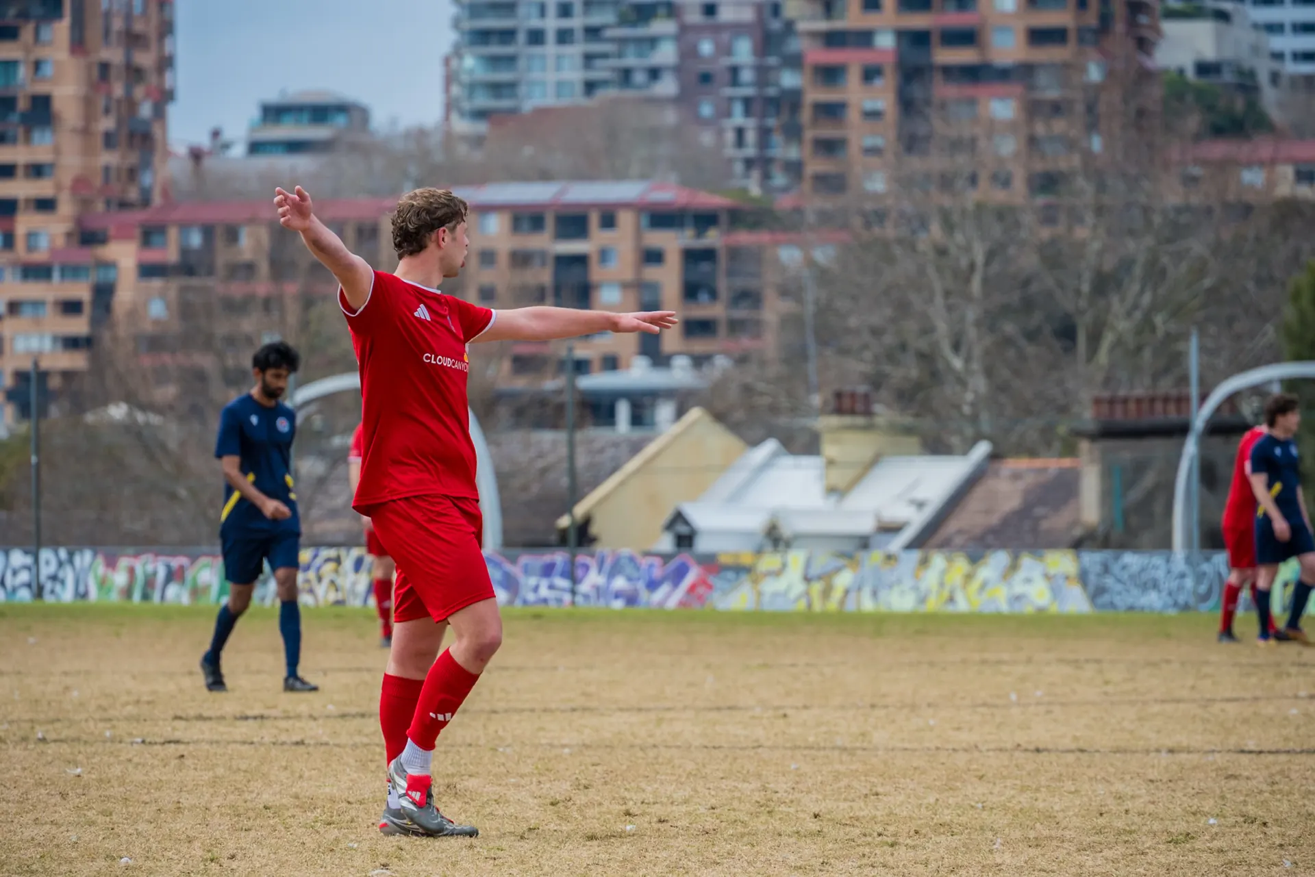Equipo de fútbol en acción en el CBD de Sydney